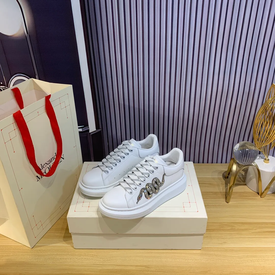 👟👟Ex-factory price 560👟👟Snake pattern professional McQueen factory. Top version. Couple model Alexander McQUEEN high version has been upgraded to the highest quality again✅.McQueen dad shoes 💪McQueen spring, summer, autumn and winter top version purchasing agent level✅ Recruiting national online and offline agents to join🤝 🏆Fabric: Original materials imported from Italy. Texture, water-resistant and non-discoloring 🏆Inner lining: ️A-grade Italian imported lining resistant to dirt, sweat-absorbent, breathable and comfortable 🏆Foot pads: top-grade imported Italian super-soft cowhide leather 🏆Outsole: PU+counter 1:1 🏆Shoe box: original white box. Plus white flip cover for double-layer protection. Cloth bag. Handbag. Certificate of 1:1 mold opening, 4-piece set. Delivered with a pair of shoelaces. 🖕🏿🖕🏿🖕🏿You can choose any pair of shoelaces in any color of our factory 🏆Code number: women’s 34-41. men’s 38-46 🏆Special remarks (women’s size 34.40.41, men’s size 38.45.46 is customized, no returns or exchanges) Win-win cooperation🤝